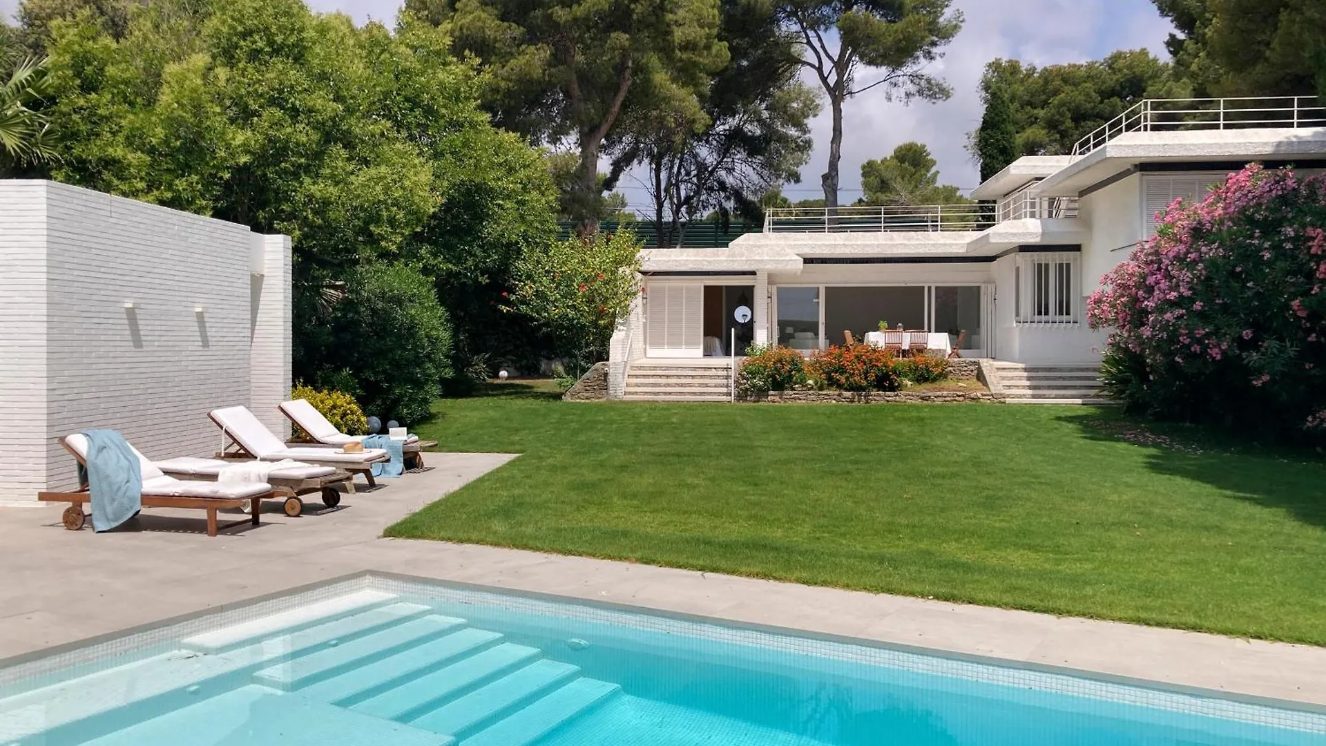Kontakte von Villa Con Piscina Delante Del Mar